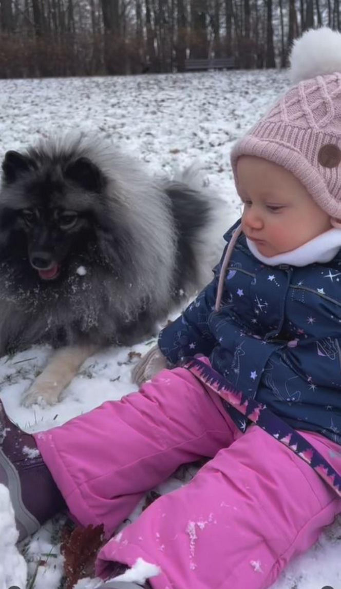 Antoni Królikowski bawi się z córką na śniegu