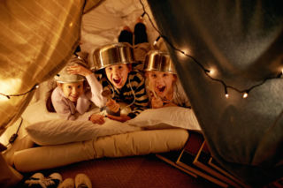 Pierwsze nocowanie u kolegi. Tak wzmocnisz w dziecku poczucie bezpieczeństwa