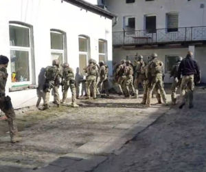 Pabianice. Poszukiwany przestępca zabarykadował się w domu. W akcji kontrterroryści i negocjatorzy! [FOTO]