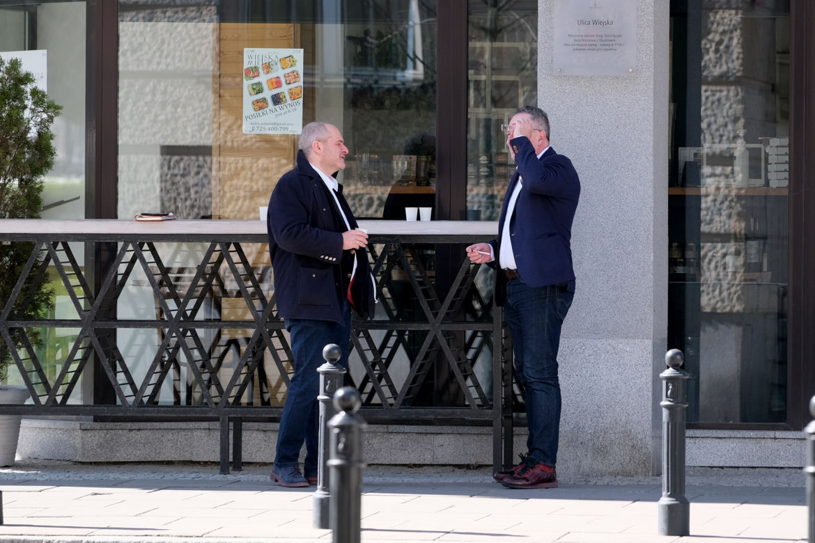 Posłowie mają w nosie zakazy
