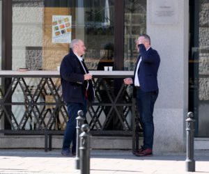 Posłowie mają w nosie zakazy