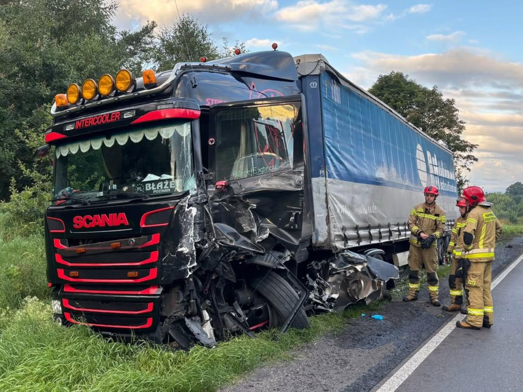 Tragiczny wypadek na DK10. Bus zderzył się z ciężarówką. Kierowca zginął na miejscu