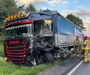Śmiertelne zderzenie busa z ciężarówką na trasie DK10. Kierowca zginął na miejscu!