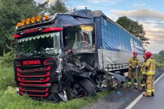 Tragiczny wypadek na DK10. Bus zderzył się z ciężarówką. Kierowca zginął na miejscu
