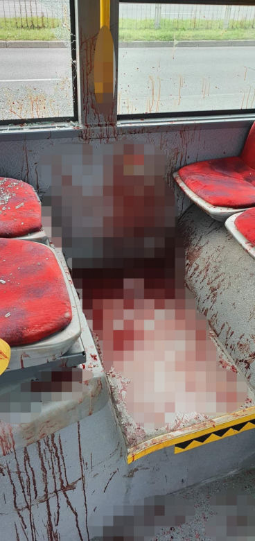Krwawa rzeźnia w miejskim autobusie na warszawskim Targówku. 18-latka wpadła w dziki szał