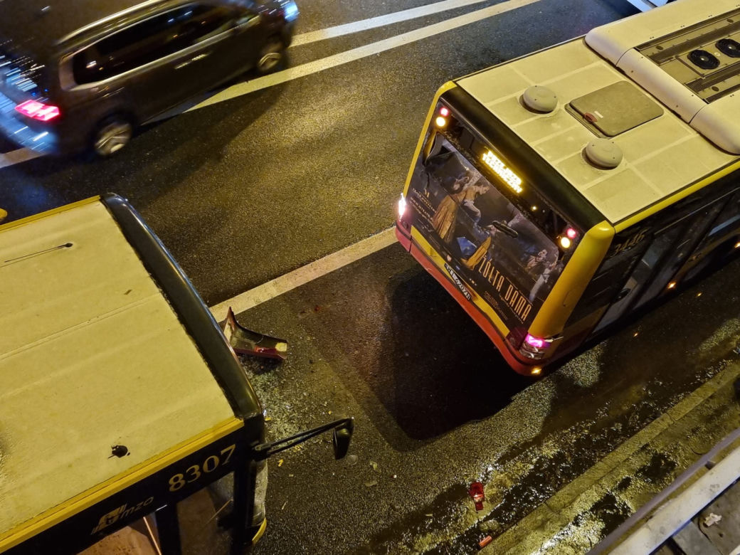 Zderzenie dwóch autobusów na Trasie Łazienkowskiej 