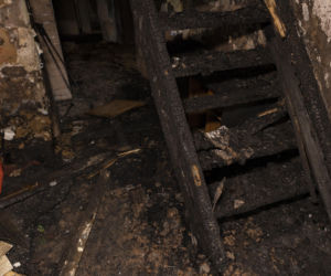 Mieszkają w spalonym domu, bo nie chcą zostawić psa