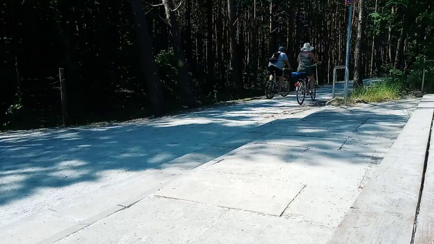 Rowerzyści kontra naturyści. Słynna naga plaża przestanie istnieć?