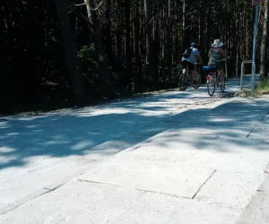Rowerzyści kontra naturyści. Słynna naga plaża przestanie istnieć?