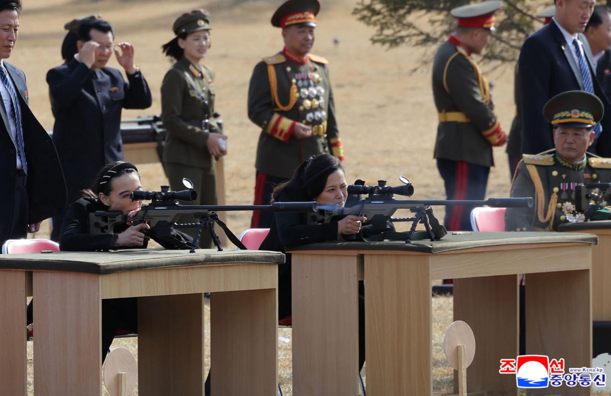 Korea Płn./ Przywódca Kim Dzong Un z 13-letnią córką testowali nowe pistolety