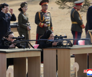 Korea Płn./ Przywódca Kim Dzong Un z 13-letnią córką testowali nowe pistolety