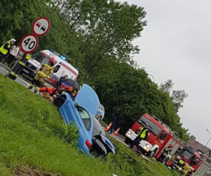 Dramatyczny wypadek w Krakowie: Rozpędzone BMW wjechało w grupę pieszych, wielu rannych