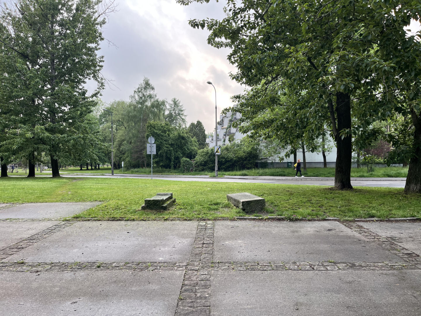 Rozbiórka cokołu po pomniku Koniewa
