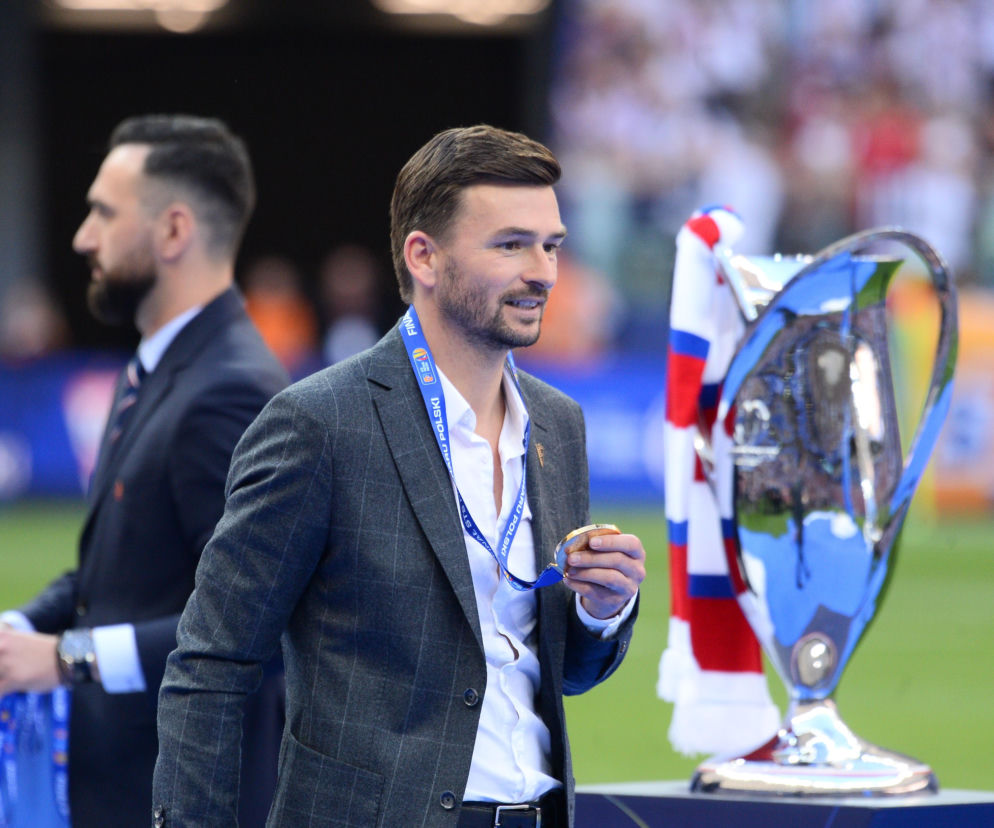 Uśmiechnięty mężczyzna z medalem obok Pucharu Polski. O parach 1/16 finału turnieju przeczytasz na SE Supersport.
