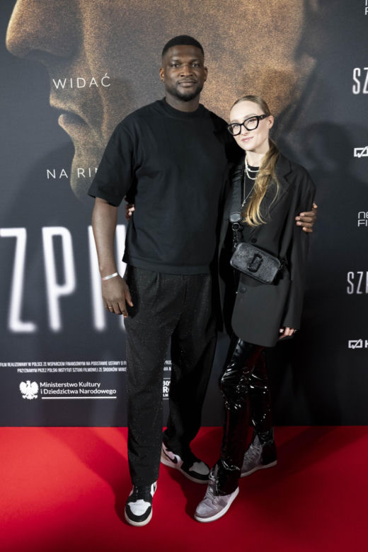 Izu Ugonoh z żoną