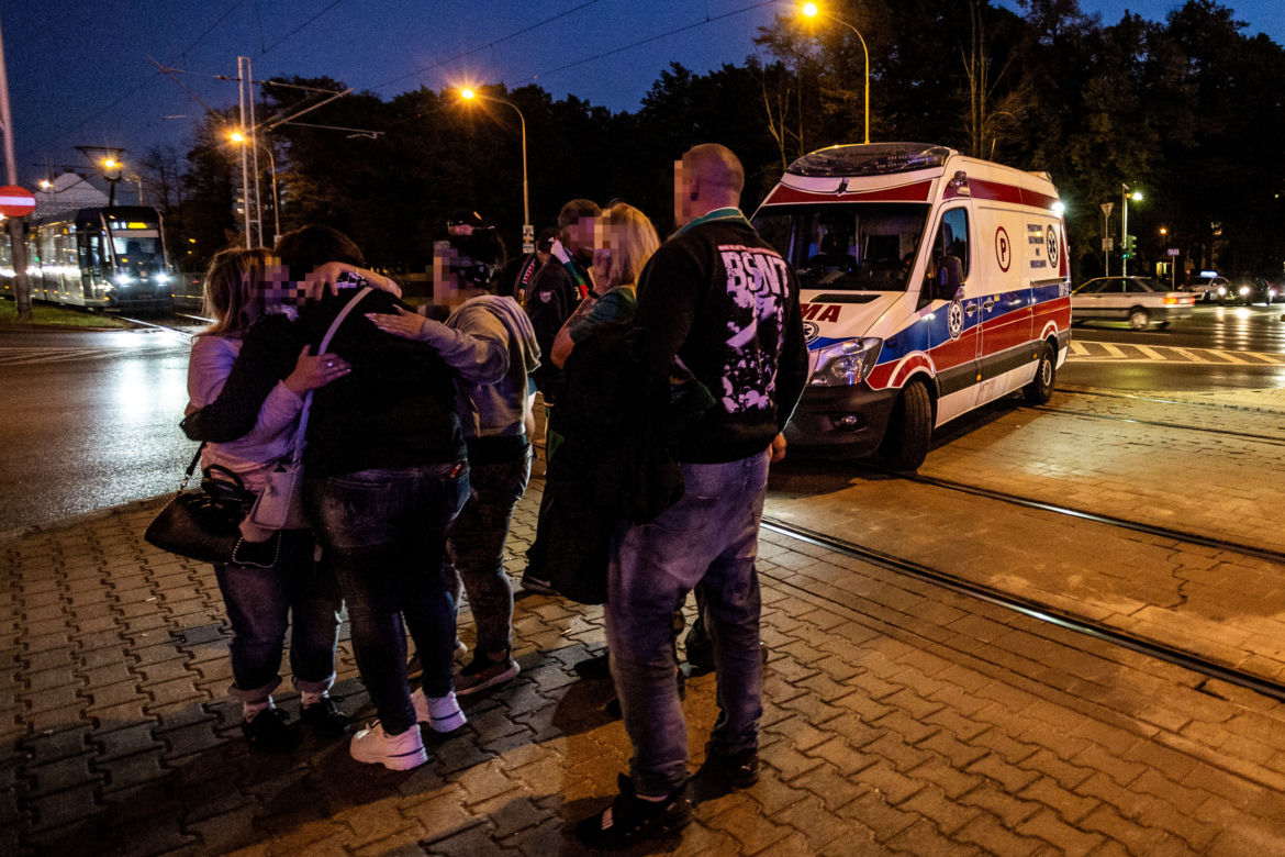 Kibic wpadł pod tramwaj
