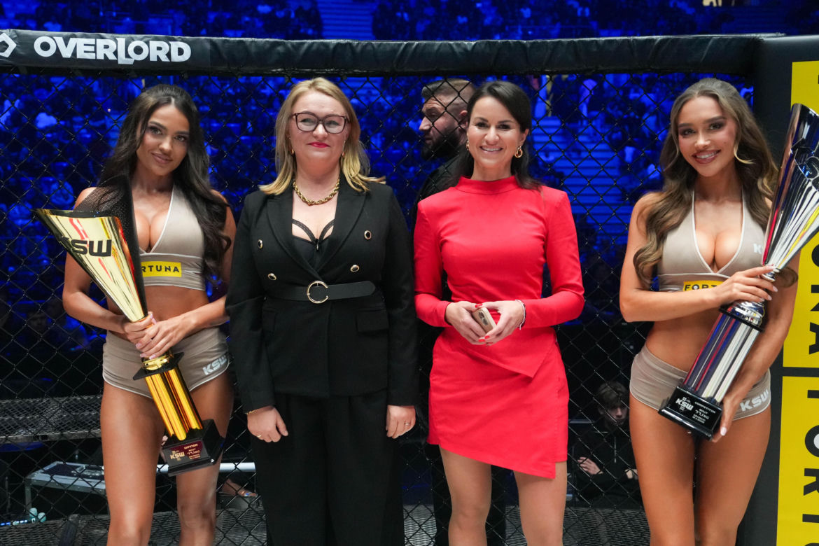 KSW 112. Ring girls