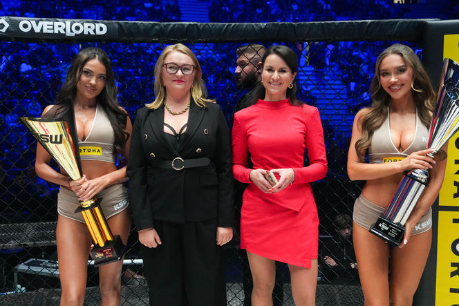 KSW 112. Ring girls