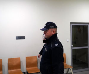 Ksiądz Mirosław porąbał siekierą i podpalił starego znajomego?! W sądzie szok: mam dziecko
