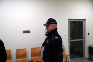 Ksiądz Mirosław porąbał siekierą i podpalił starego znajomego?! W sądzie szok: mam dziecko