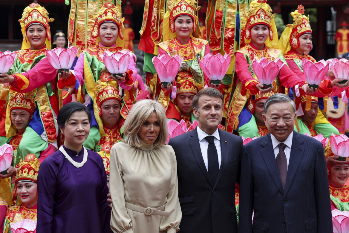 Francja/ Pałac Elizejski tonuje gwałtowny gest Brigitte Macron wobec męża, uchwycony przez kamery