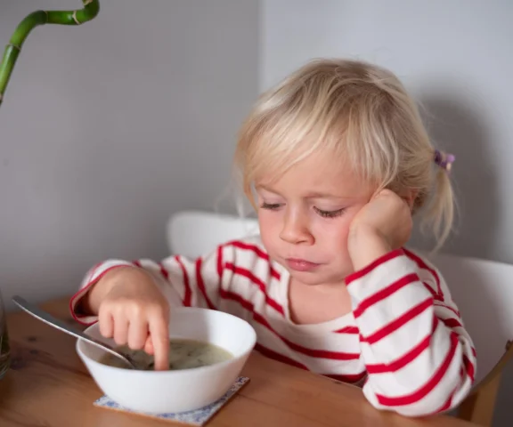 Dlaczego dzieci są bardziej marudne wczesną wiosną? Ten powód zaskakuje wielu rodziców