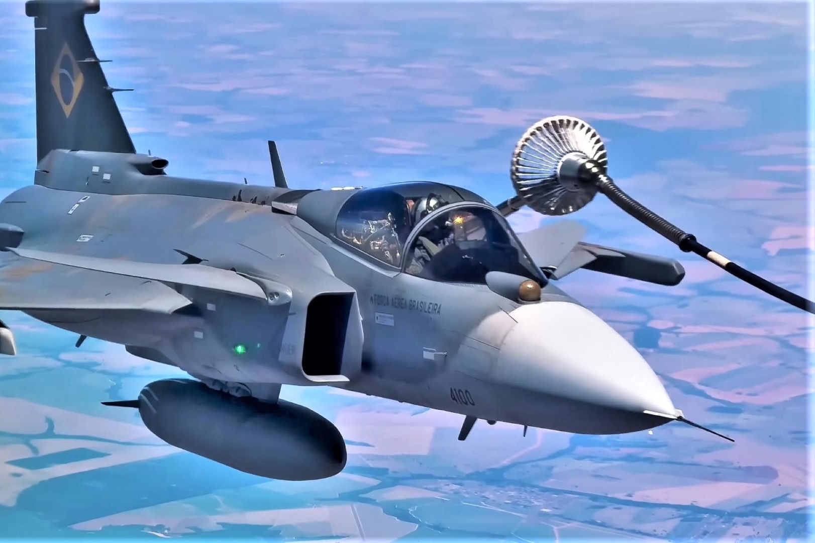 Brazylijski Gripen tankuje z KC-390