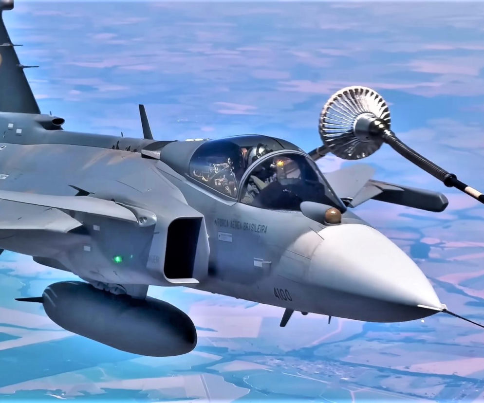 Brazylijski Gripen tankuje z KC-390
