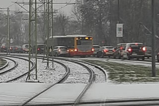 Warszawa: Dramat pasażerów autobusu! Zderzyli się z osobówką [ZDJĘCIE]