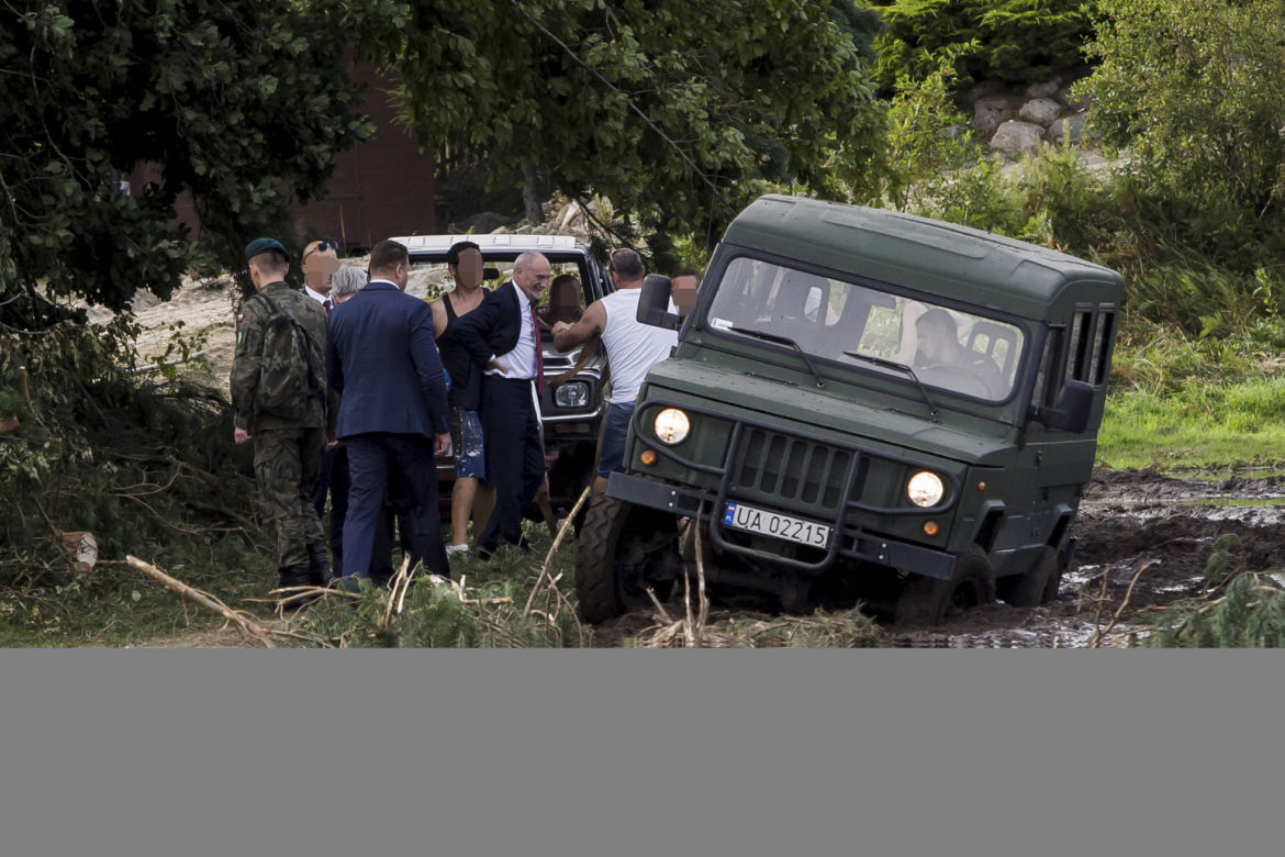 Wyciągnęli ministra z błota