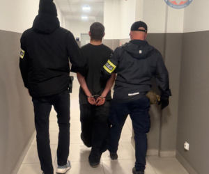 Włamał się do sklepu po skrzynkę piwa. Monitoring śledził każdy jego krok