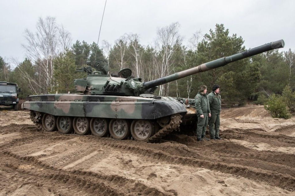 Muzeum w Orzyszu z pancernym wzmocnieniem. Czołg T-72 stanął na placu jako nowy eksponat
