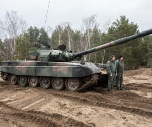 Muzeum w Orzyszu z pancernym wzmocnieniem. Czołg T-72 stanął na placu jako nowy eksponat