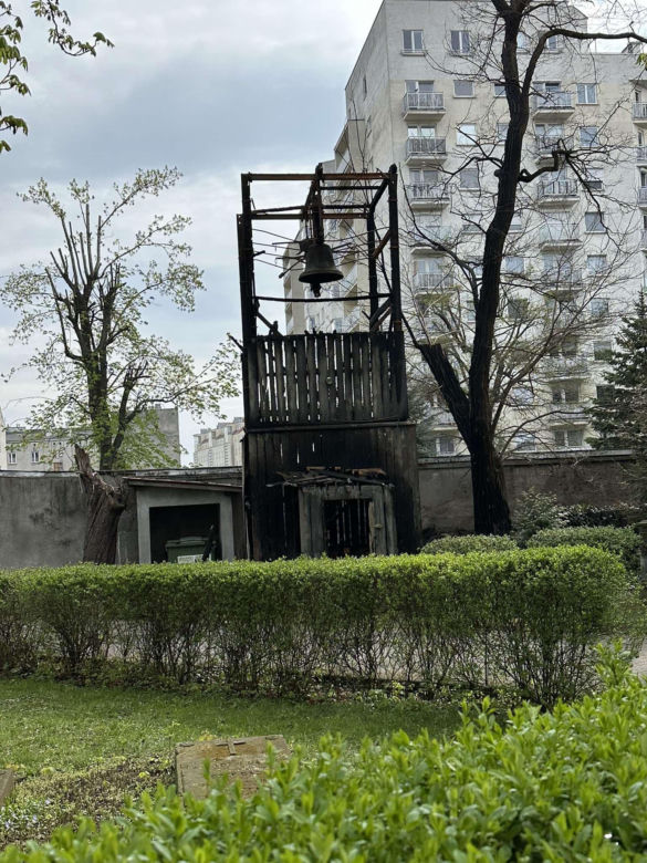 Pożar zabytkowej dzwonnicy w Warszawie