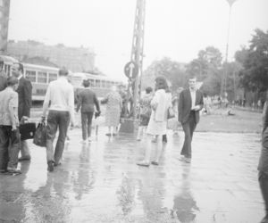 Warszawa zniknęła pod wodą! Zalane ulice i chodniki. Co tam się działo! Archiwalne zdjęcia z lat 60.
