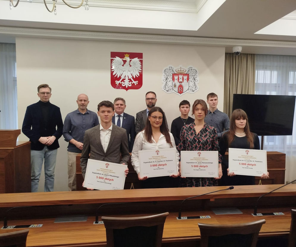 Siedmioro młodych ludzi otrzymało stypendia od radomskiej rady miejskiej 