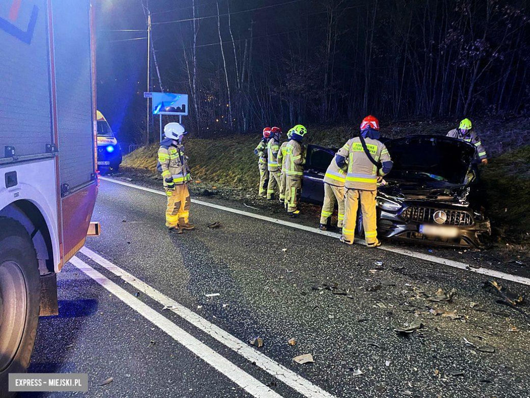 Z samochodów zostały wraki, dwie osoby ranne