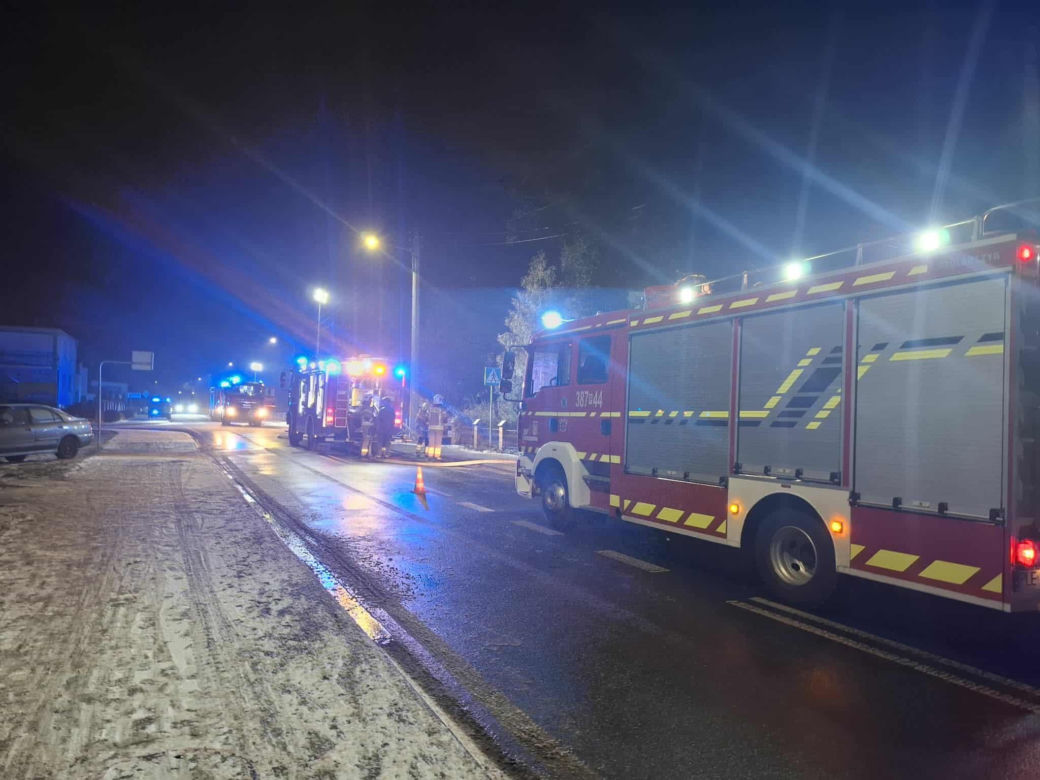 Duże straty po pożarze w Brennie niedaleko Leszna. Spłonął magazyn z częściami
