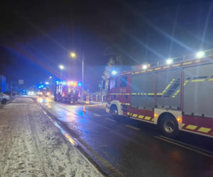 Duże straty po pożarze w Brennie niedaleko Leszna. Spłonął magazyn z częściami