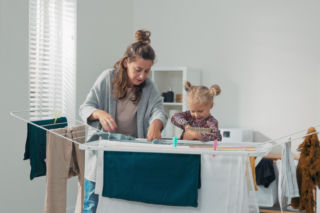 Wiosenne porządki po infekcjach. Te rzeczy w domu warto wrzucić do pralki