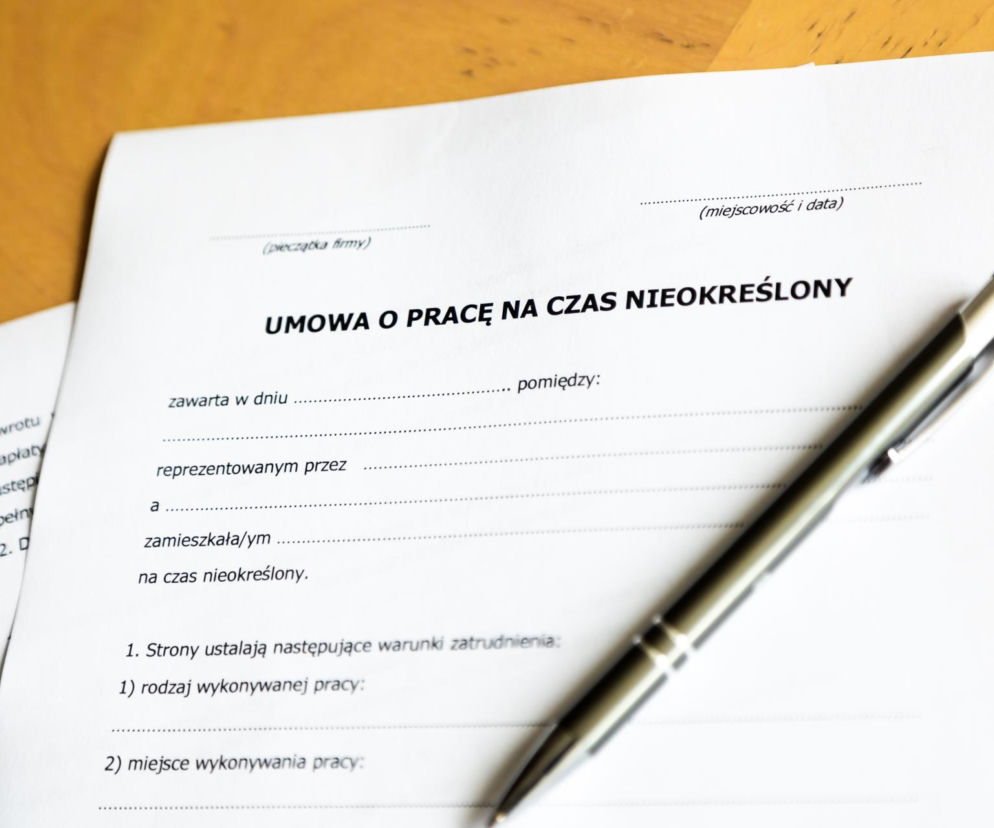 Dokument umowy o pracę na czas nieokreślony z leżącym na nim długopisem. O zmianach w umowach B2B przeczytasz w Eska.