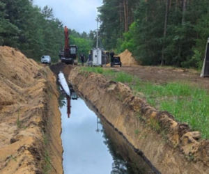 Uszkodzony rurociąg w okolicach Brzeźna