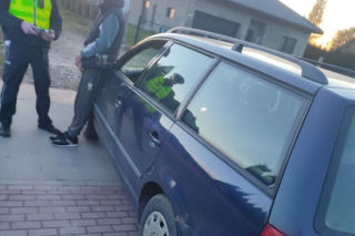 Pijany ojciec jechał z małymi dziećmi. Miał blisko 4 promile alkoholu