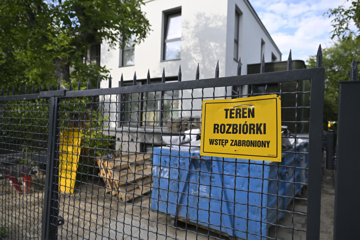 Smutny widok domu Kaczyńskiego. Willa na Żoliborzu się sypie
