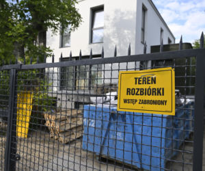 Smutny widok domu Kaczyńskiego. Willa na Żoliborzu się sypie