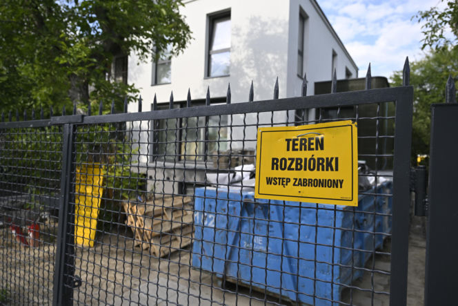 Smutny widok domu Kaczyńskiego. Willa na Żoliborzu się sypie