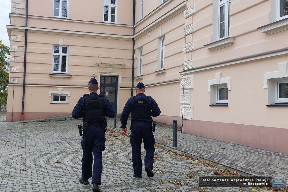 Policjanci patrolują szkoły
