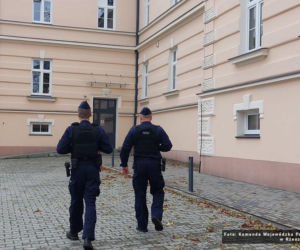 Policjanci patrolują szkoły