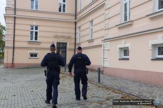 Policjanci patrolują szkoły