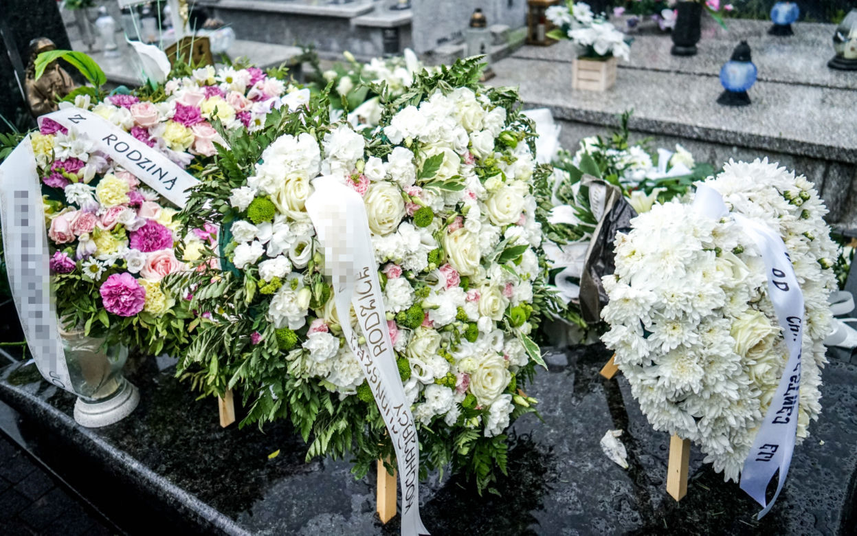 2-letnia Natalka zginęła na oczach taty. Aniołek jest już w niebie. Trumienka utonęła w białych kwiatach